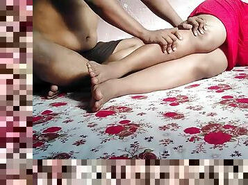 Sauteli Maa Ke Pair Me Tel Laga Kar Khoob Choda Jab Piar Dabaya Tab Mujhe Meri Sauteli Maa Ki Choot Dikhi Phir Mai Choda