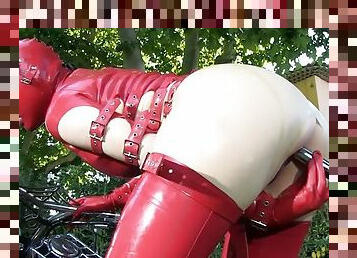 gros-nichons, masturbation, en-plein-air, babes, jouet, fétiche, latex, solo