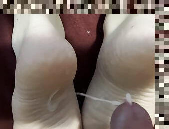 amateur, ejaculation-sur-le-corps, branlette, massage, pieds, point-de-vue, ejaculation, lingerie, fétiche, branlette-avec-les-pieds