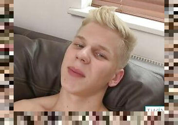 Hot Twink Matthew Stretches His Asshole While Masturbating!
