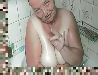 Fette Oma Fickt In Der Badewanne Die Shampoo Flasche