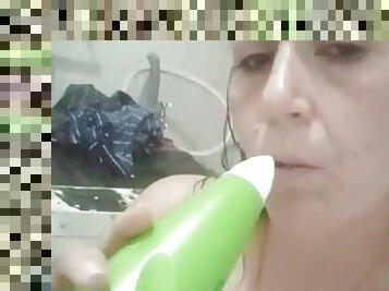 bañando, botella, con-el-puño, enorme, masturbación, mayor, coño-pussy, profesora, amateur, babes