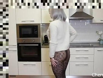 MATURE LADY IN LEO TIGHTS