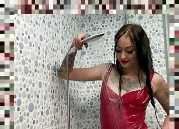 baignade, public, babes, fétiche, douche, latex, maîtresse, brunette, femme-dominatrice, tatouage