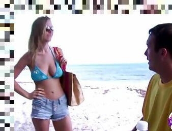 tetas-grandes, nudista, al-aire-libre, playa, rubia, pechugona, a-solas, calientapollas