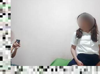  A la jovencita colegiala le gusta grabar a su padrastro culeando a su amiga de la escuela