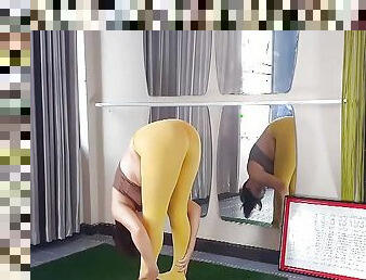 Regina Noir. Yoga in yellow tights doing yoga in the gym. A girl without panties is doing yoga. An athlete trains in a p