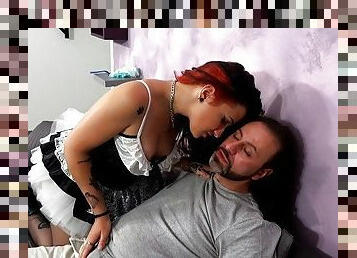 Handjob Cameriera Umilia Datore di Lavoro Coi Piedi e Gli Fa Una Sega Femdom Foot Domination