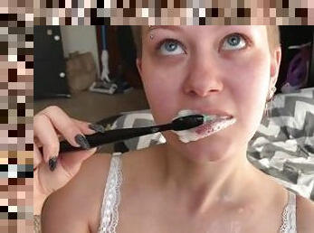 KINKY COUPLE BRUSH TEETH WITH CUM