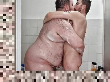 Oso peludo y y joven gordito se duchan juntos