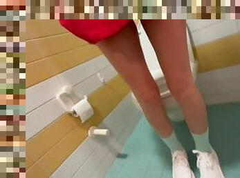 RANDOM SCHOOLGIRL FROM THE MALL AGREED TO PEE ON CAMERA???? for $100