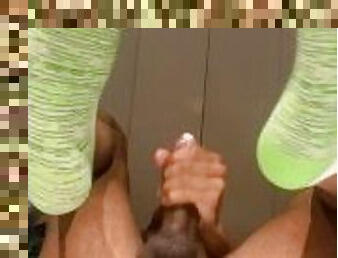 amateur, ejaculation-sur-le-corps, gay, doigtage, pieds, ejaculation, solo, lait, salle-de-gym, minet