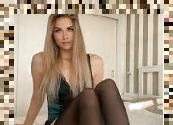 istaking-pantyhose, baguhan, dalagita, negro-negra, istaking-stockings, mais-na-kulay-ang-buhok, solo, naylon, binti