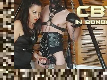 mamelons, bdsm, esclave, femme-habillée-mec-nu, bondage, boules, domination, femme-dominatrice