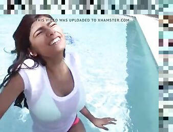 Hardcore fuck in the pool after Mia Khalifa gives a good blowjob