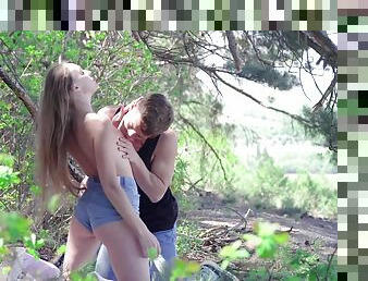 levrette, en-plein-air, chatte-pussy, fellation, énorme-bite, couple, jeune-18, blonde, rasé, forêt