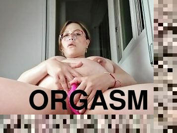 lunettes, poilue, masturbation, orgasme, pisser, enceintes, chatte-pussy, giclée, jouet, latina