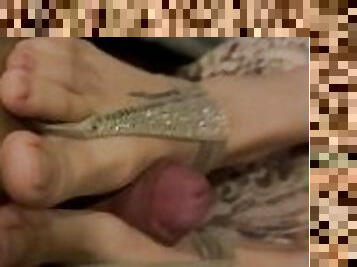 amateur, ejaculation-sur-le-corps, pieds, point-de-vue, ejaculation, fétiche, branlette-avec-les-pieds, orteils