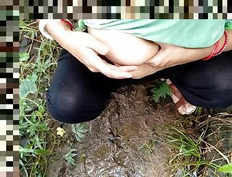 Indian Village Aunty Rubbing Her Big Boobs, Fingering Her Wet Pussy, Fucking and Peeing in the Woods xlx