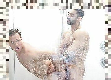 SHOWERBAIT Muscle Hunk Spreads Tight Asshole For Plumber's Thick Pipe