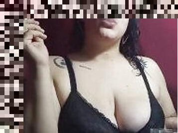 amateur, regordeta, fetichista, a-solas, fumando, morena, tatuaje