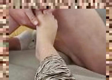 amateur, ejaculation-sur-le-corps, branlette, pieds, ejaculation, boules