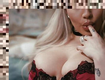cul, gros-nichons, masturbation, babes, doigtage, blonde, lingerie, gros-seins, bout-a-bout, solo