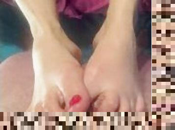 gros-nichons, masturbation, orgasme, amateur, milf, maman, branlette, pieds, point-de-vue, mère