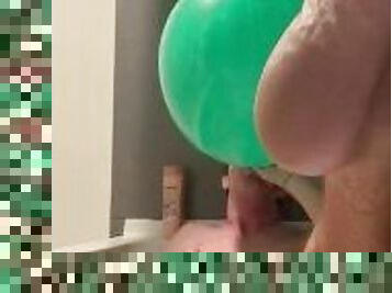 I’m back! Masturbandome en la bañera mientras infló globo