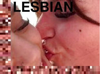 gros-nichons, lesbienne, milf, couple, baisers, ejaculation, blonde, douce, petite, bikini