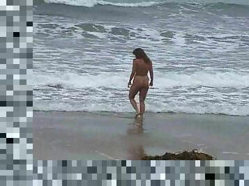 Naked babe and her man fucking on the beach