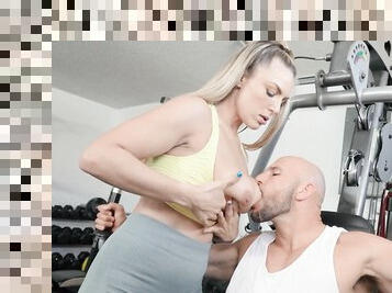 Gros nichons, Sur le visage, Blonde, Gros seins, Salle de gym, Réalité